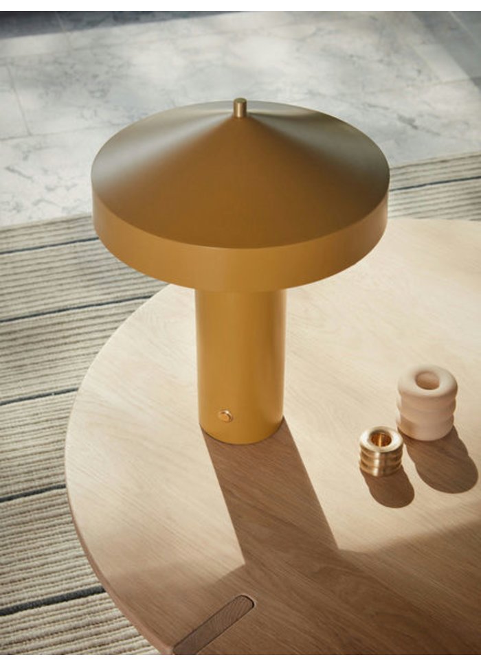 Hatto 40cm Amarillo oscuro lámpara de mesa De OYOY - La lámpara de mesa Hatto es como una pequeña obra de arte que aporta luz y un ambiente único a tu hogar.