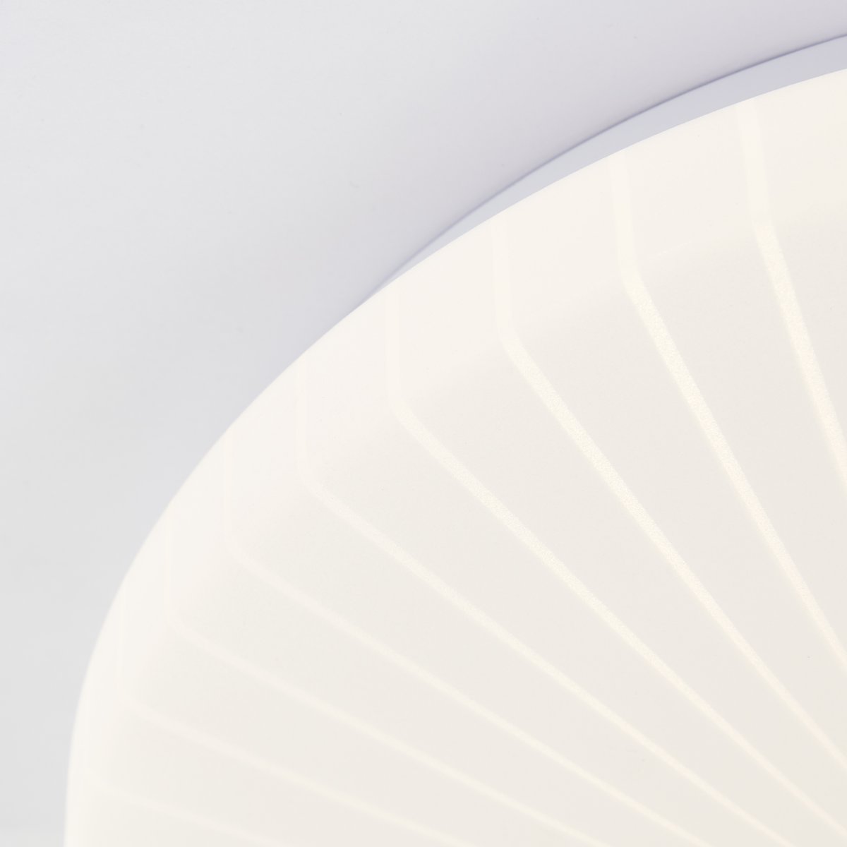 Fenja Ø26 Blanco plafón De Brilliant - La fuente de luz LED integrada emite una luz blanca cálida (3000 K) y tiene una luminosidad de 1400 lúmenes, perfecta para crear un ambiente agradable y bien iluminado, como un pasillo o una cocina.