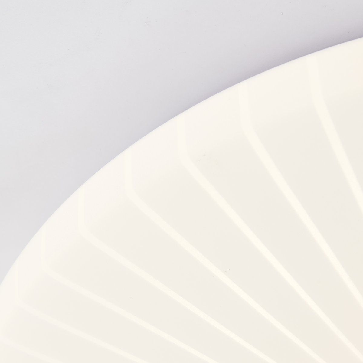 Fenja Ø34 Blanco plafón De Brilliant - La fuente de luz LED integrada produce una luz blanca cálida (3000 K) y una luminosidad de 2600 lúmenes, perfecta para crear un ambiente agradable y bien iluminado, como un pasillo o una cocina.