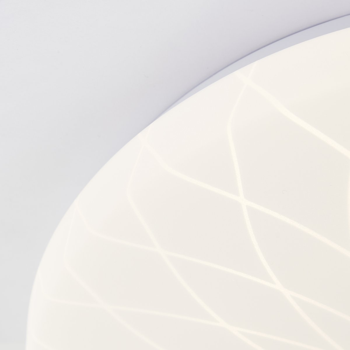 Farah Ø26 Blanco plafón De Brilliant - La fuente de luz LED integrada produce una luz blanca c&aacute;lida (3000 K) y una luminosidad de 1400 l&uacute;menes, perfecta para crear un ambiente agradable y bien iluminado, como un pasillo o una cocina.