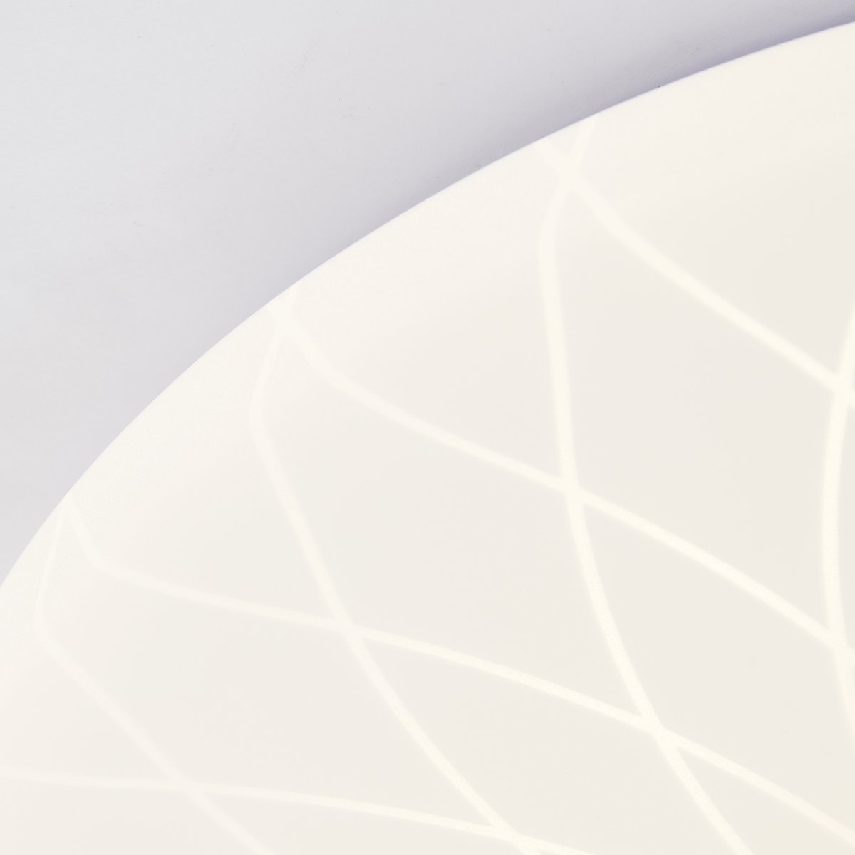 Farah Ø34 Blanco plafón De Brilliant - La fuente de luz LED integrada produce una luz blanca c&aacute;lida (3000 K) y una luminosidad de 2600 l&uacute;menes, perfecta para crear un ambiente agradable y bien iluminado, como un pasillo o una cocina.