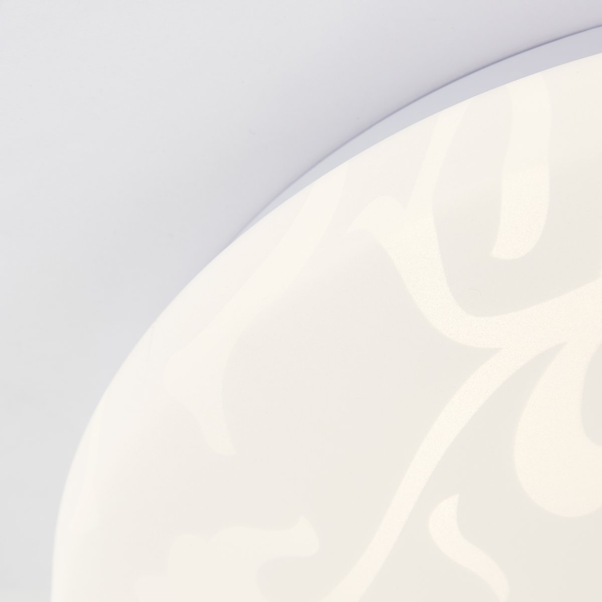 Clarica Ø26 Blanco plafón De Brilliant - La fuente de luz LED integrada produce una luz blanca cálida (3000 K) y una luminosidad de 1400 lúmenes, perfecta para crear un ambiente agradable y bien iluminado, como un pasillo o una cocina.