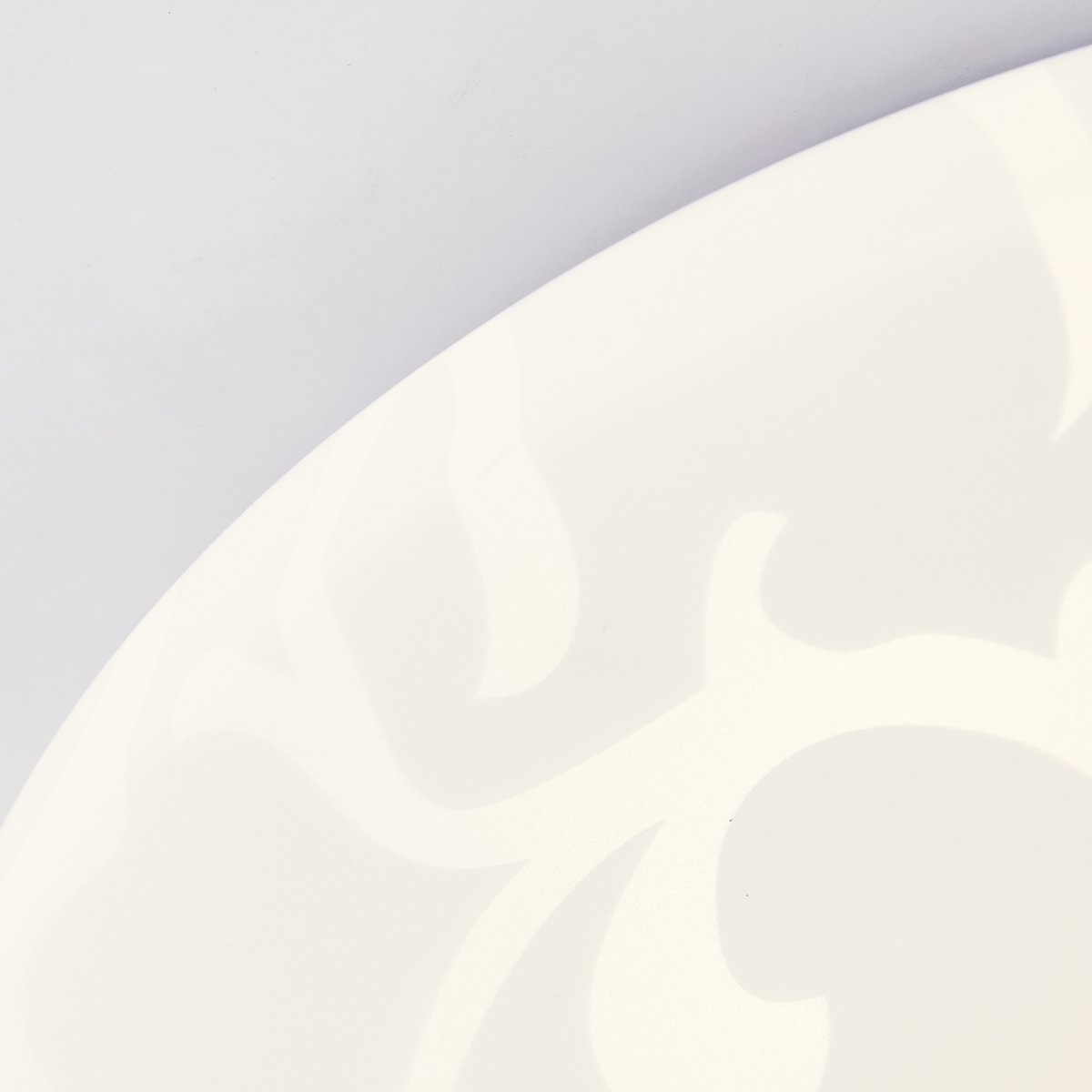 Clarica Ø34 Blanco plafón De Brilliant - La fuente de luz LED integrada produce una luz blanca cálida (3000 K) y una luminosidad de 2600 lúmenes, perfecta para crear un ambiente agradable y bien iluminado, como un pasillo o una cocina.