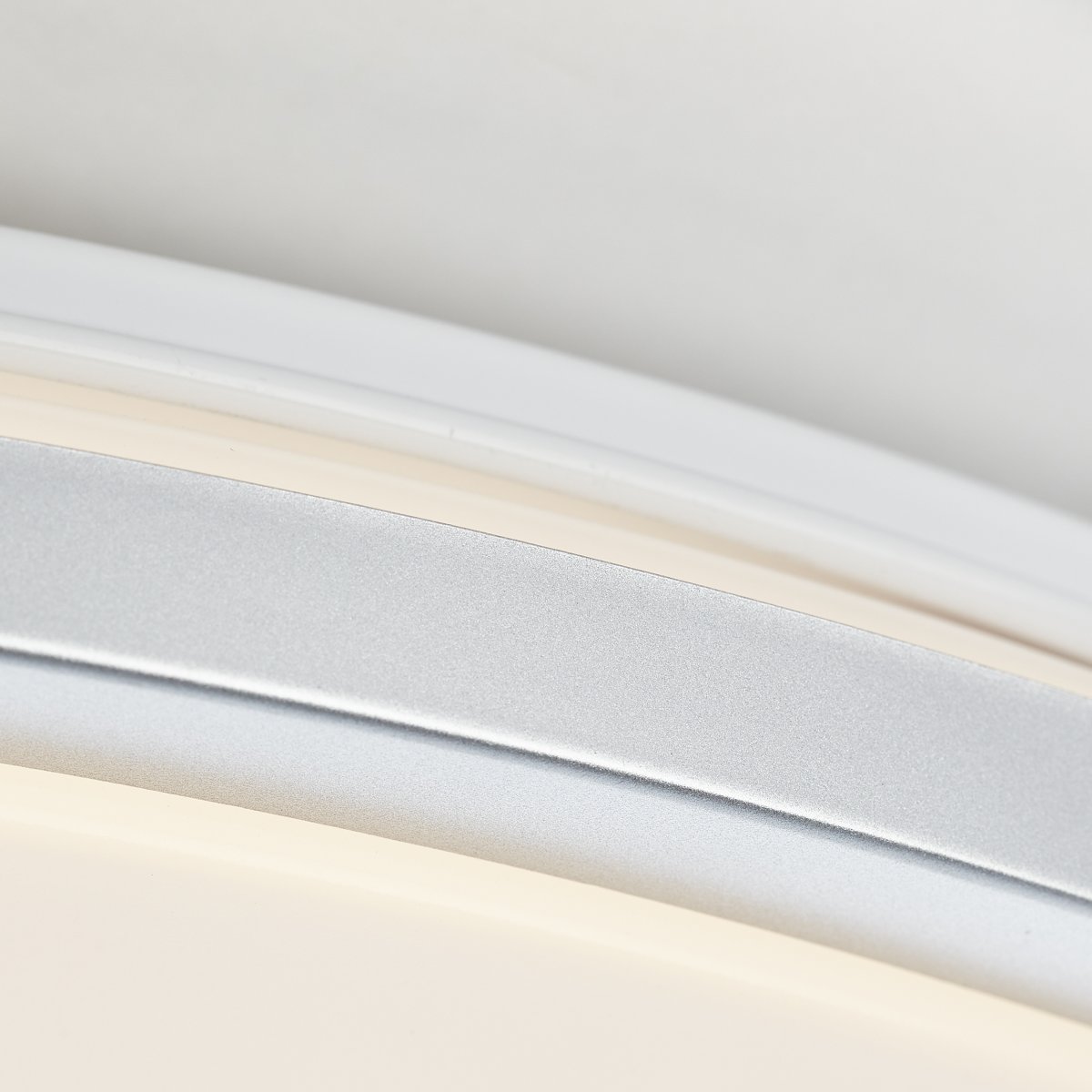 Jamil Ø48 Plata plafón De Brilliant - Jamil tambi&eacute;n cuenta con un pr&aacute;ctico temporizador y funci&oacute;n de luz nocturna, lo que la convierte en una opci&oacute;n funcional para dormitorios, pasillos o salas de estar, por ejemplo.