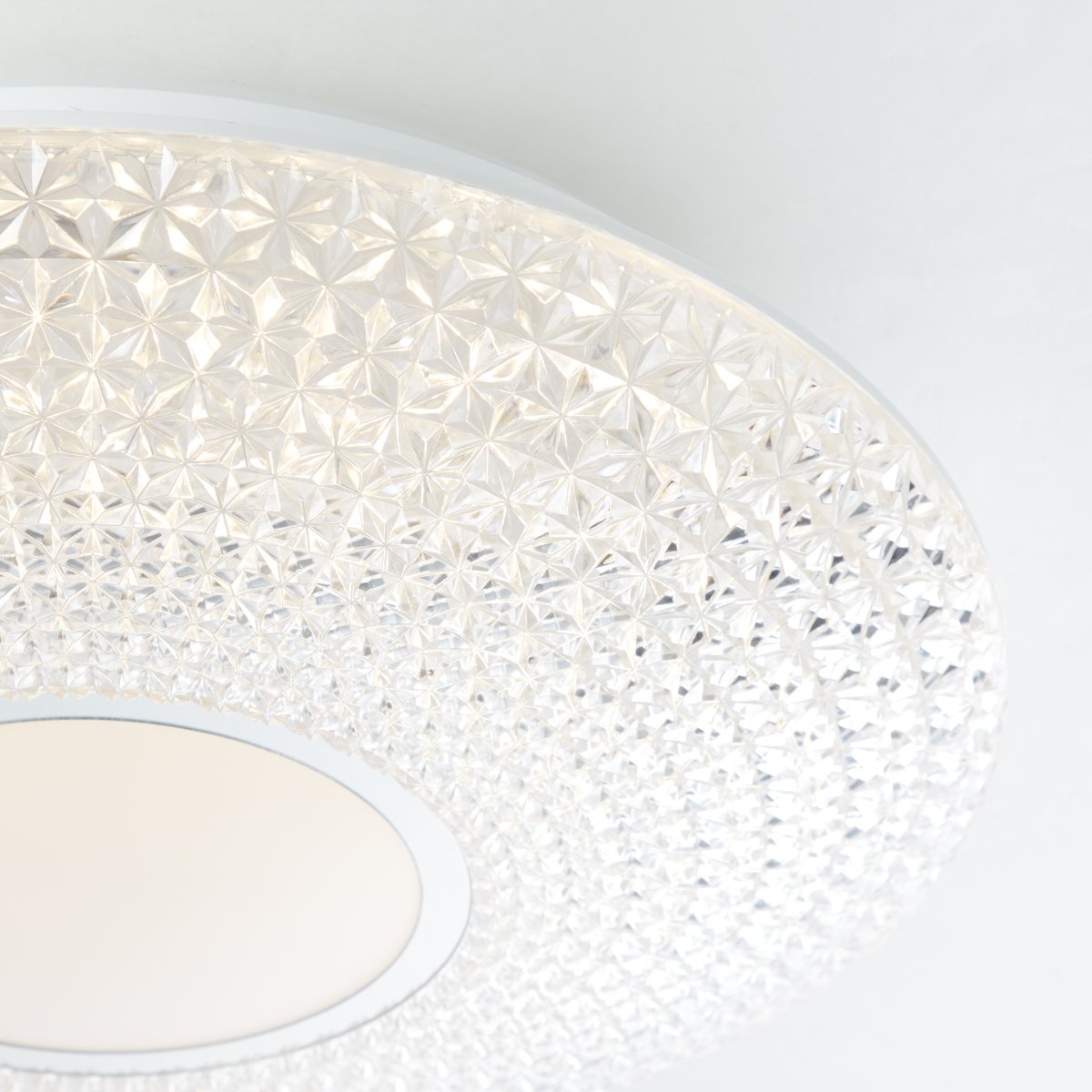 Lucian Ø40 Blanco plafón De Brilliant - Los colores de la tira LED tambi&eacute;n se pueden ajustar con el mando a distancia.