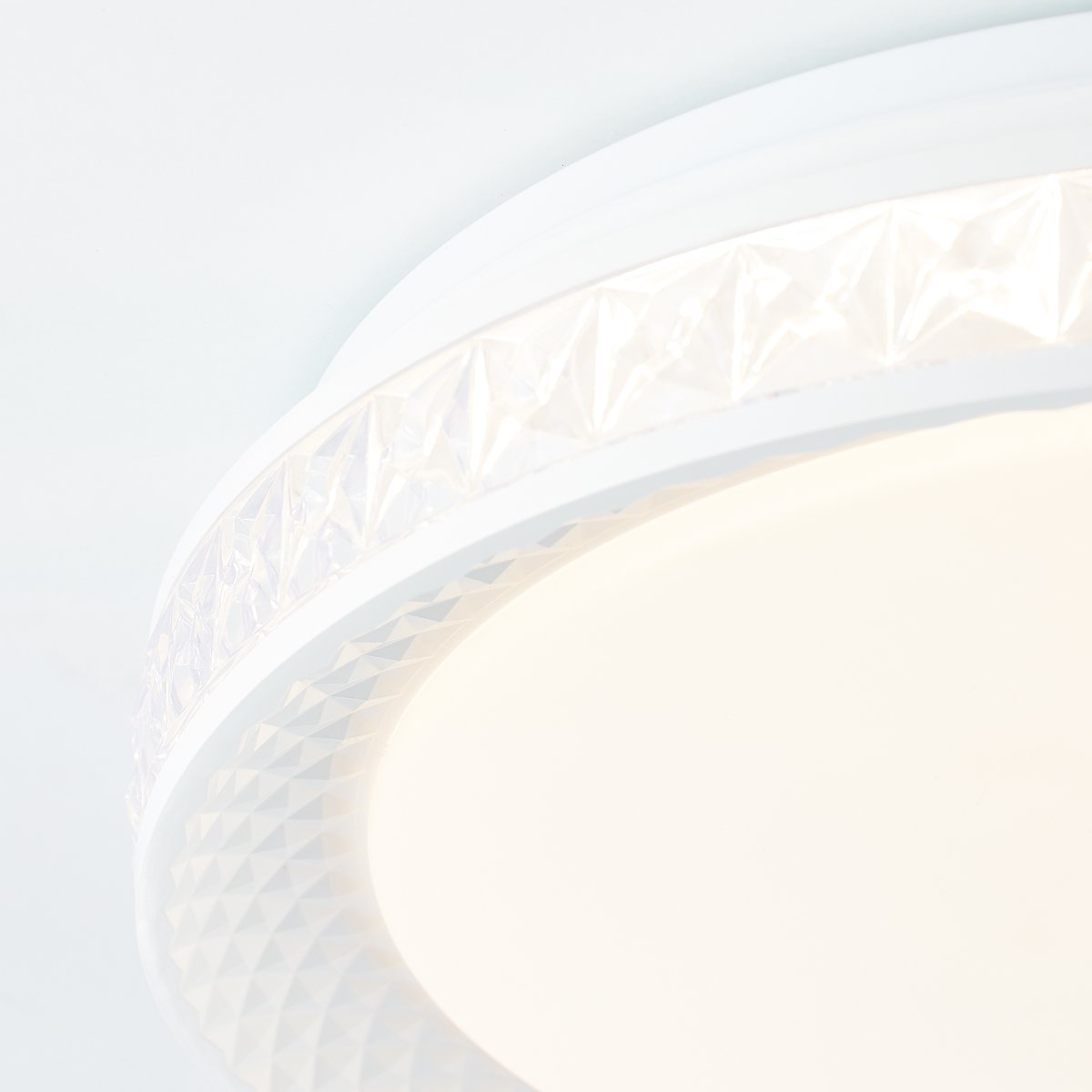 Burlie Ø40 Blanco plafón De Brilliant - El panel LED integrado emite una luz brillante de 2400 lm, que se puede atenuar en tres niveles con el control remoto incluido.