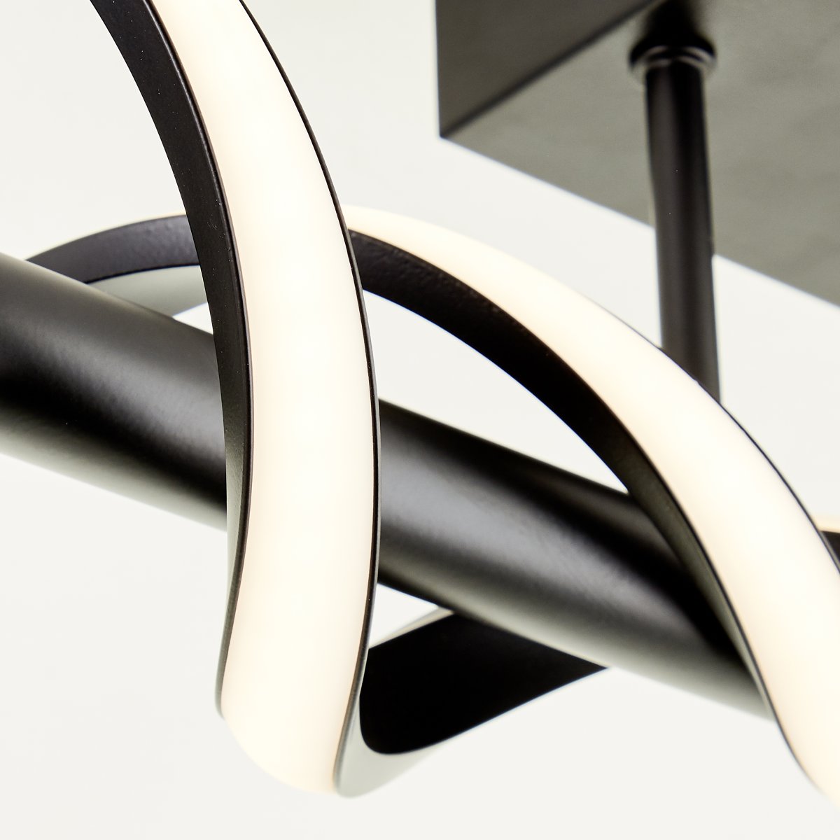 Amalie 95cm Negro plafón De Brilliant - Emite una luz brillante con una temperatura de color blanco c&aacute;lido y es perfecta para pasillos y cocinas.