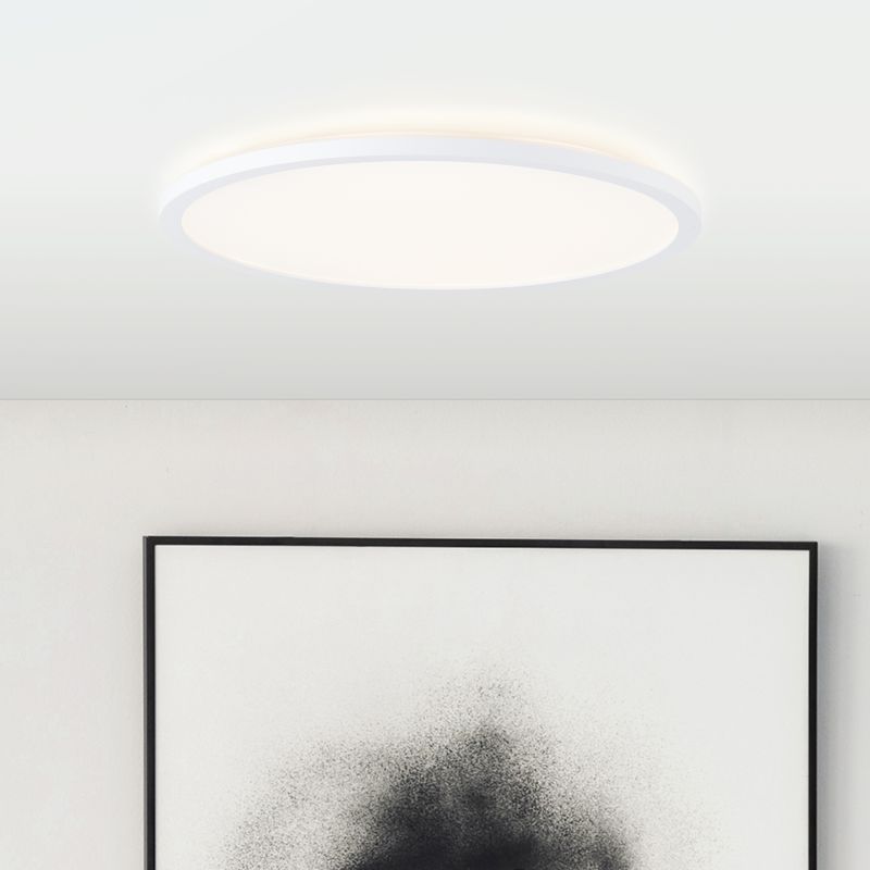 Tanida Ø42 Blanco plafón De Brilliant - La pantalla blanca incorpora un LED con una luminosidad de 2900 l&uacute;menes, regulable mediante el mando a distancia incluido.