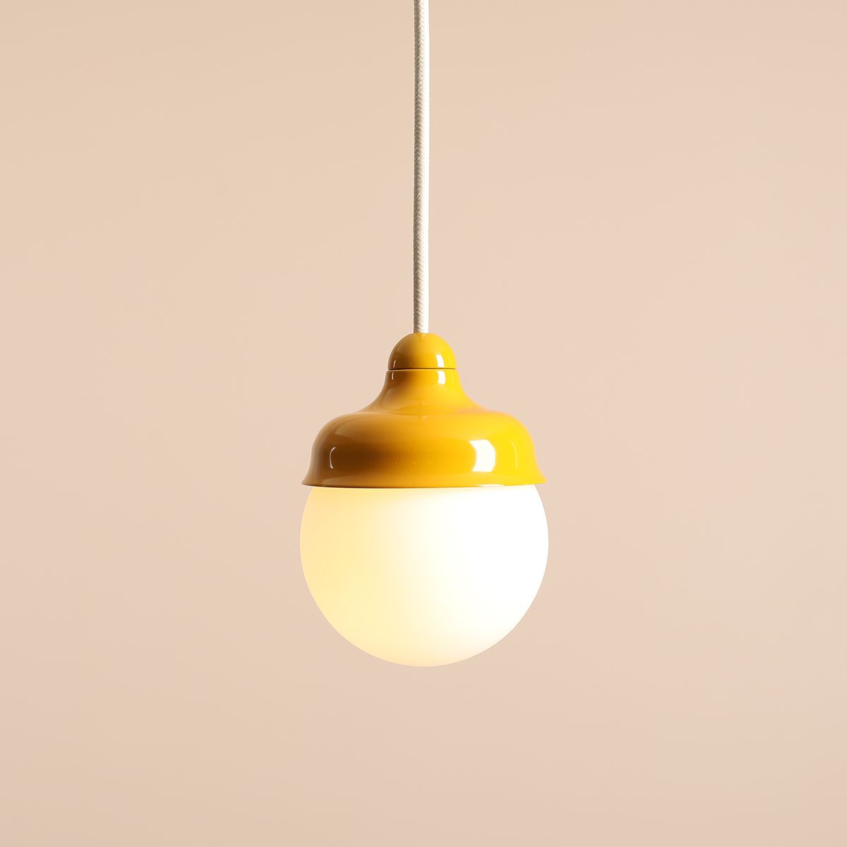 Wave Ø17 Amarillo Lámpas de techo De Artera - El color blanco en combinación con los detalles amarillos crea armonía y, además de una buena iluminación, es un elegante detalle de decoración en el hogar.