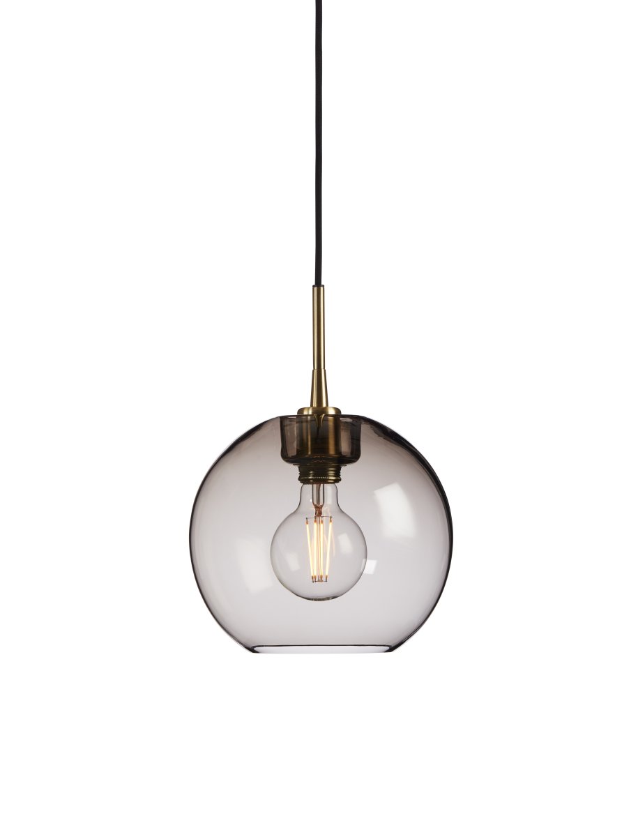 Gloria Ø26 Ahumado/latón Lámpas de techo De Belid - Gracias a su hermoso flujo de luz, Gloria se convierte en el centro de atenci&oacute;n de la habitaci&oacute;n, ideal para colocarla sobre la mesa del comedor, en la sala de estar o como un detalle de lujo en el pasillo.