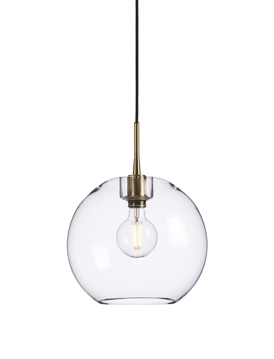 Gloria Ø32 Transparente/latón Lámpas de techo De Belid - Gloria es un hermoso elemento que llama la atenci&oacute;n y encaja perfectamente encima de una mesa de comedor o como una l&aacute;mpara de lujo en la sala de estar.