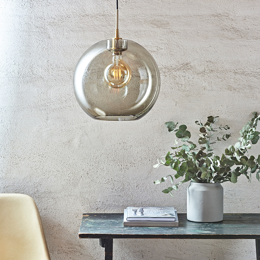 Gloria Ø32 Ahumado/latón Lámpas de techo De Belid - Gracias a su hermoso flujo de luz, Gloria se convierte en el centro de atenci&oacute;n de la habitaci&oacute;n, ideal para colocarla sobre la mesa del comedor, en la sala de estar o como un detalle de lujo en el pasillo.