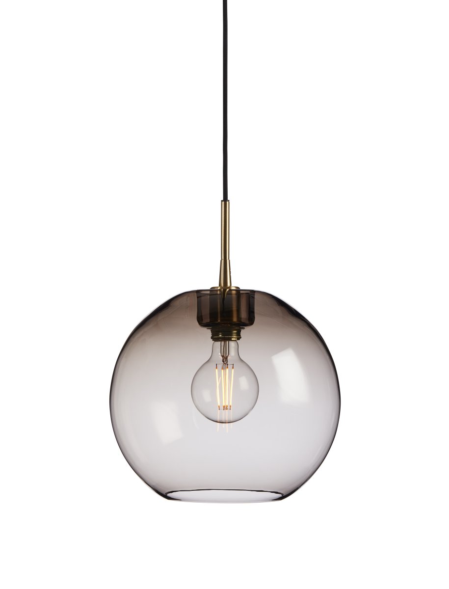 Gloria Ø32 Ahumado/latón Lámpas de techo De Belid - Gracias a su hermoso flujo de luz, Gloria se convierte en el centro de atenci&oacute;n de la habitaci&oacute;n, ideal para colocarla sobre la mesa del comedor, en la sala de estar o como un detalle de lujo en el pasillo.