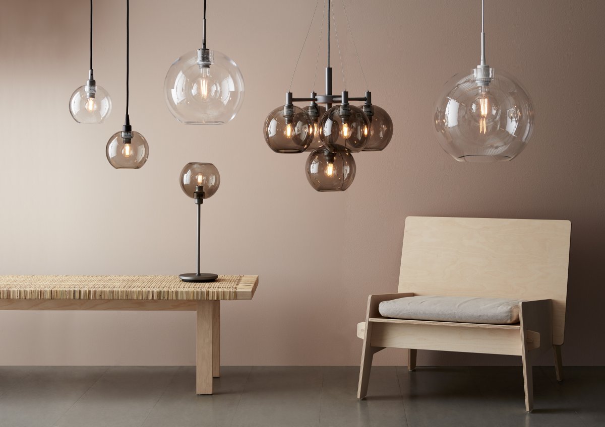 Gloria Ø20 Transparente/negro Lámpas de techo De Belid - Gracias a su hermoso flujo de luz, Gloria se convierte en el centro de atenci&oacute;n de la habitaci&oacute;n, ideal para colocarla sobre la mesa del comedor, en la sala de estar o como un detalle de lujo en el pasillo.