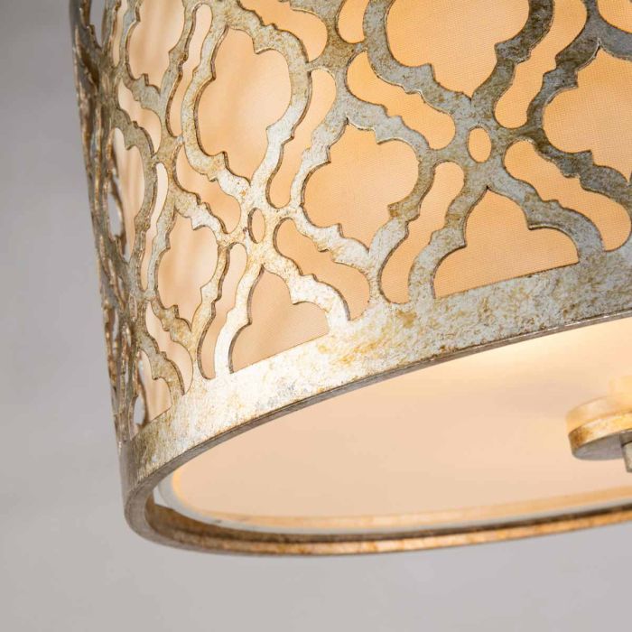 Arabella Ø40 Oro plafón De Elstead Lighting - Adem&aacute;s, cuenta con una base de vidrio blanco que garantiza una distribuci&oacute;n uniforme y sin deslumbramientos.
