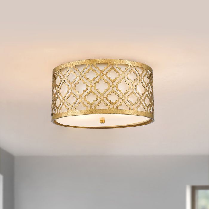 Arabella Ø40 Oro plafón De Elstead Lighting - Adem&aacute;s, cuenta con una base de vidrio blanco que garantiza una distribuci&oacute;n uniforme y sin deslumbramientos.