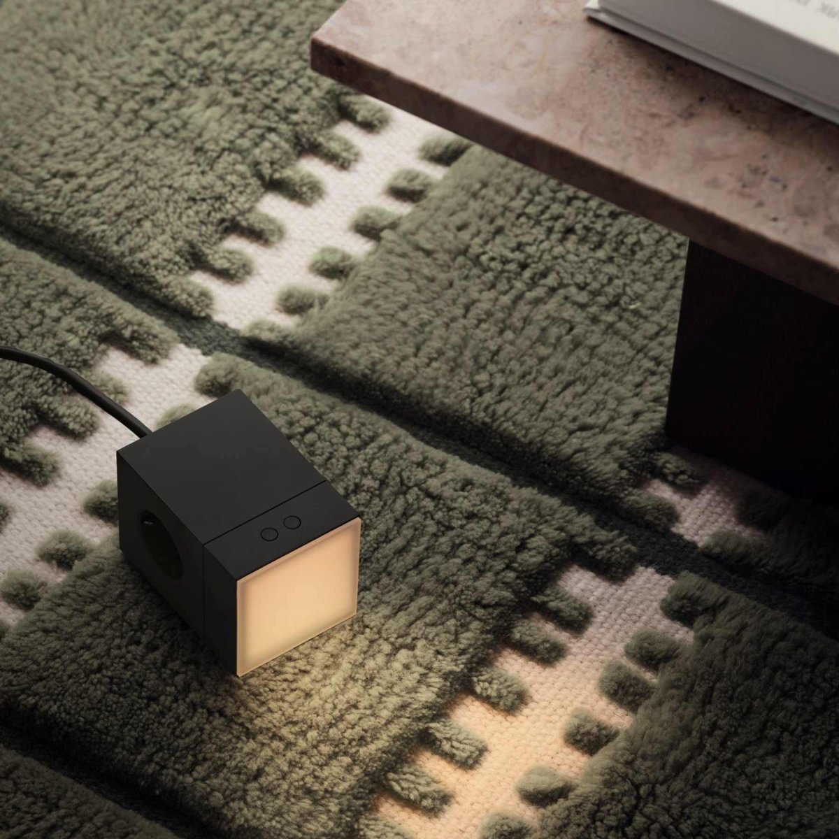 LAMP 1 - EU Negro De Avolt - La lámpara está fabricada en policarbonato y cuenta con una cubierta de vidrio esmerilado y texturizado que difunde la luz de forma suave y agradable.