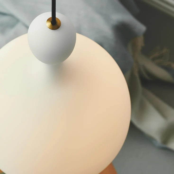 Dueodde Ø24 Ópalo Lámpas de techo De Halo Design - La inspiraci&oacute;n para el dise&ntilde;o proviene del reloj de arena, un objeto de gran encanto cuya arena antiguamente proven&iacute;a de la playa de Dueodde en Bornholm, Dinamarca.