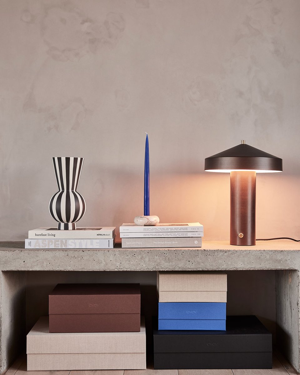 Hatto 40cm Bronce lámpara de mesa De OYOY - La lámpara de mesa Hatto en bronce es como una pequeña obra de arte que aporta luz y crea un ambiente único a tu hogar.