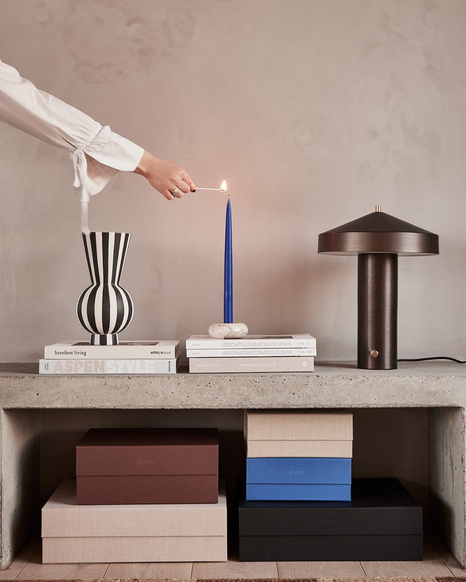Hatto 40cm Bronce lámpara de mesa De OYOY - La lámpara de mesa Hatto en bronce es como una pequeña obra de arte que aporta luz y crea un ambiente único a tu hogar.