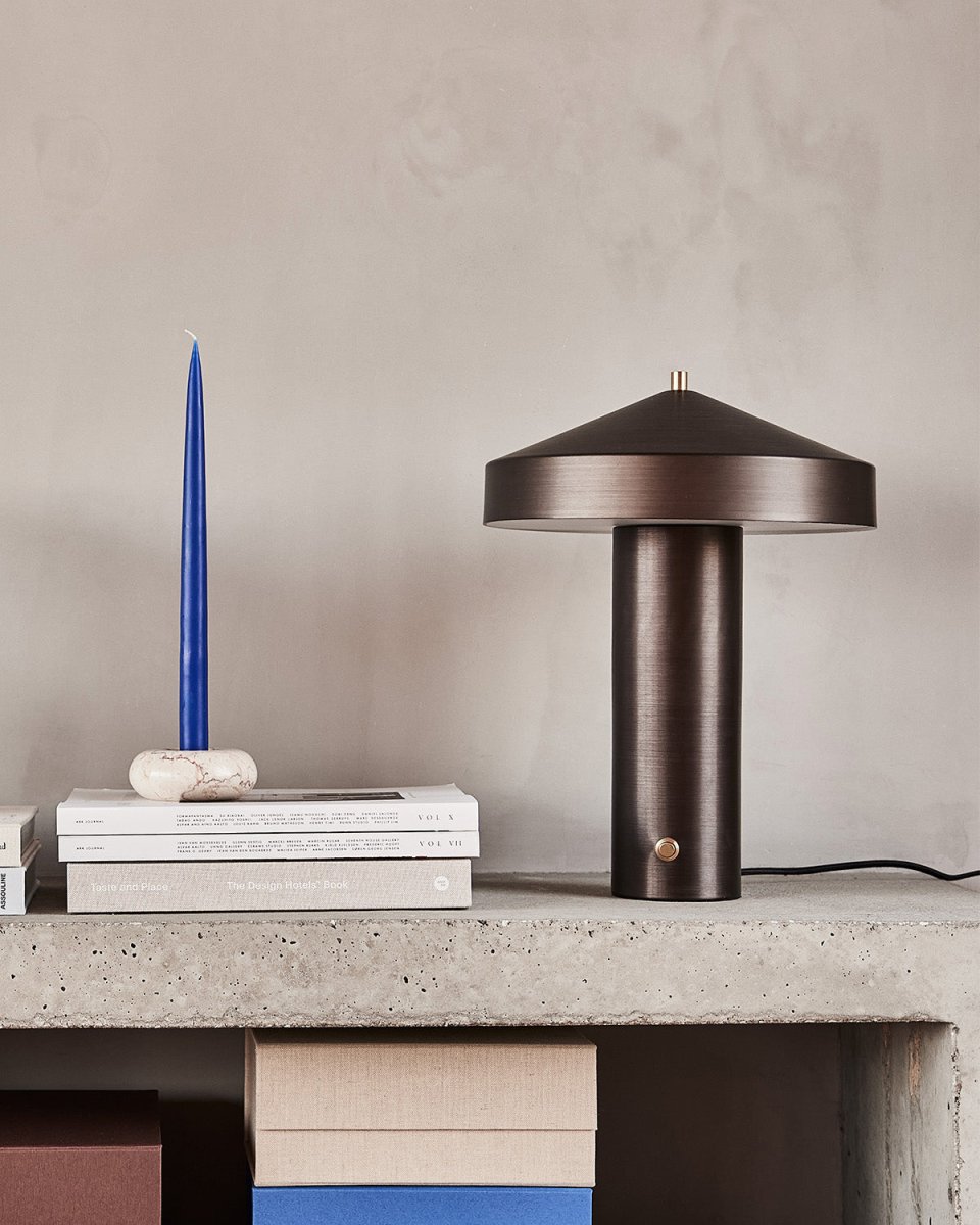 Hatto 40cm Bronce lámpara de mesa De OYOY - La lámpara de mesa Hatto en bronce es como una pequeña obra de arte que aporta luz y crea un ambiente único a tu hogar.