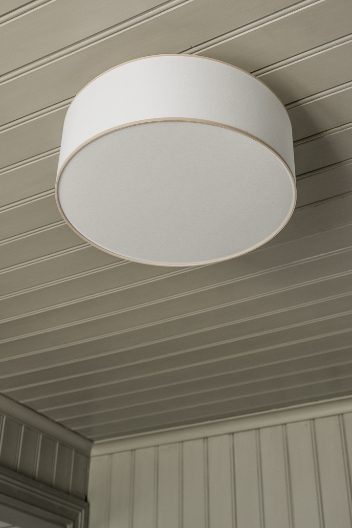Theo Ø48 Blanco/beige plafón De Alde & Lind - Theo es una l&aacute;mpara de techo redonda con formas elegantes.