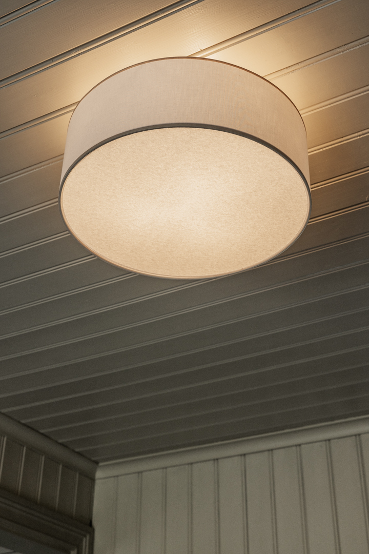 Theo Ø48 Blanco/beige plafón De Alde & Lind - Theo es una l&aacute;mpara de techo redonda con formas elegantes.