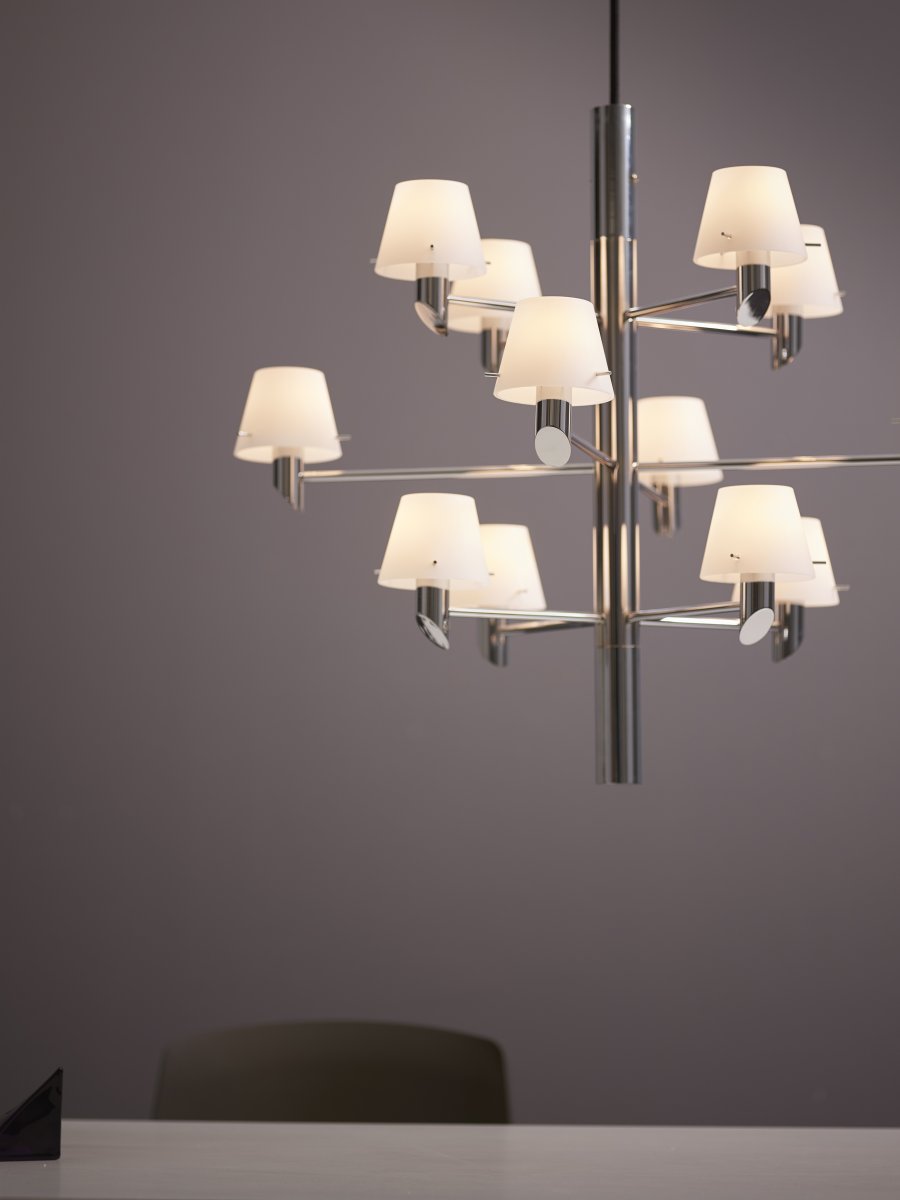 Gil Ø67 Cromo Lámpas de techo De Herstal - Gil es una magn&iacute;fica l&aacute;mpara de ara&ntilde;a cromada que encarna la esencia del dise&ntilde;o dan&eacute;s: cl&aacute;sica, suave y a la vez estructurada.