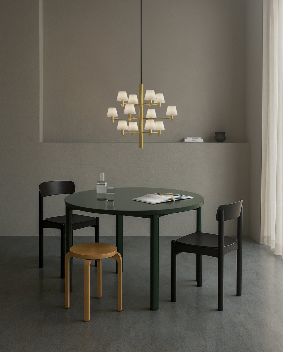 Gil Ø67 Latón Lámpas de techo De Herstal - Su dise&ntilde;o moderno refleja la luz y la vida con una elegancia imponente a trav&eacute;s de sus pantallas de cristal opalino.