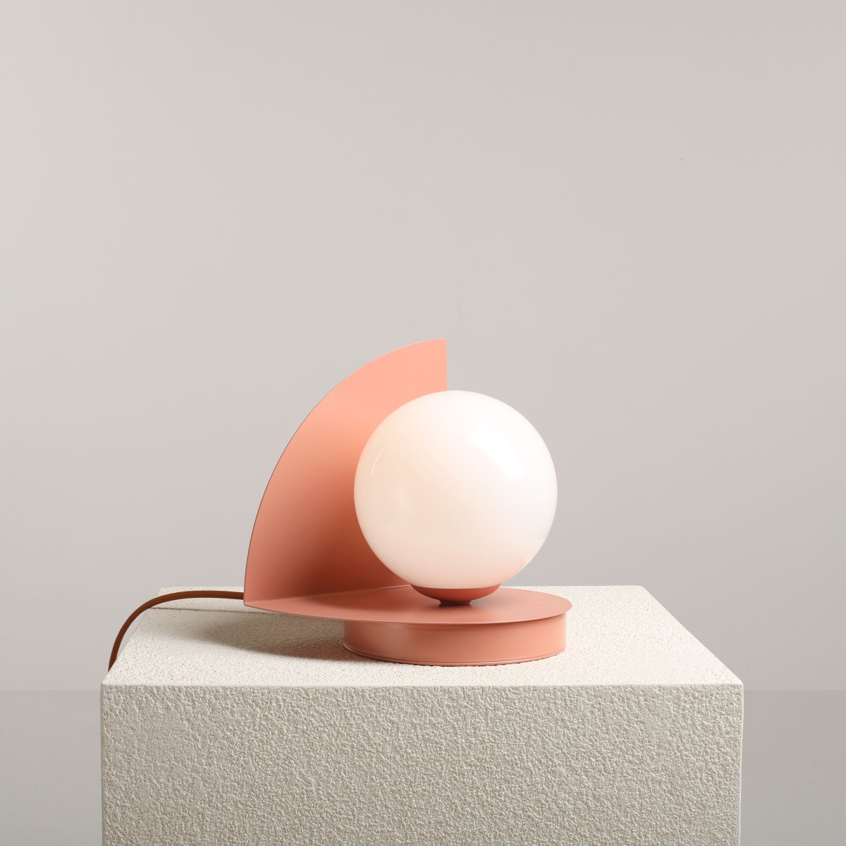 Loop 20cm Coral lámpara de mesa De Artera - La cúpula redonda de cristal opalino tiene un diámetro de 14 cm y proporciona una hermosa difusión de la luz.