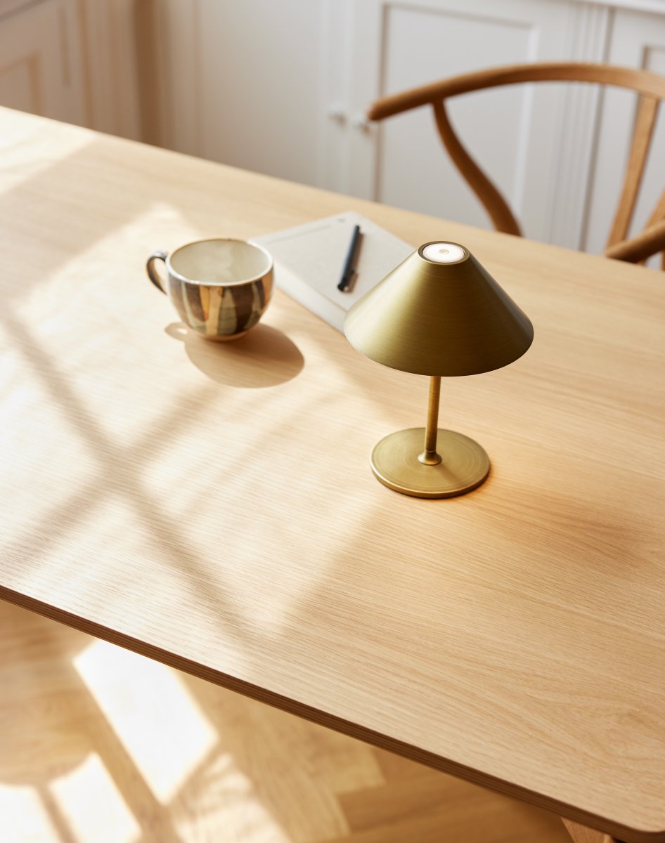 Hygge 25cm Latón antiguo portátil De Halo Design - Tiene una clasificaci&oacute;n IP54, por lo que es adecuado para uso en interiores y exteriores (aunque debe almacenarse y cargarse en interiores).