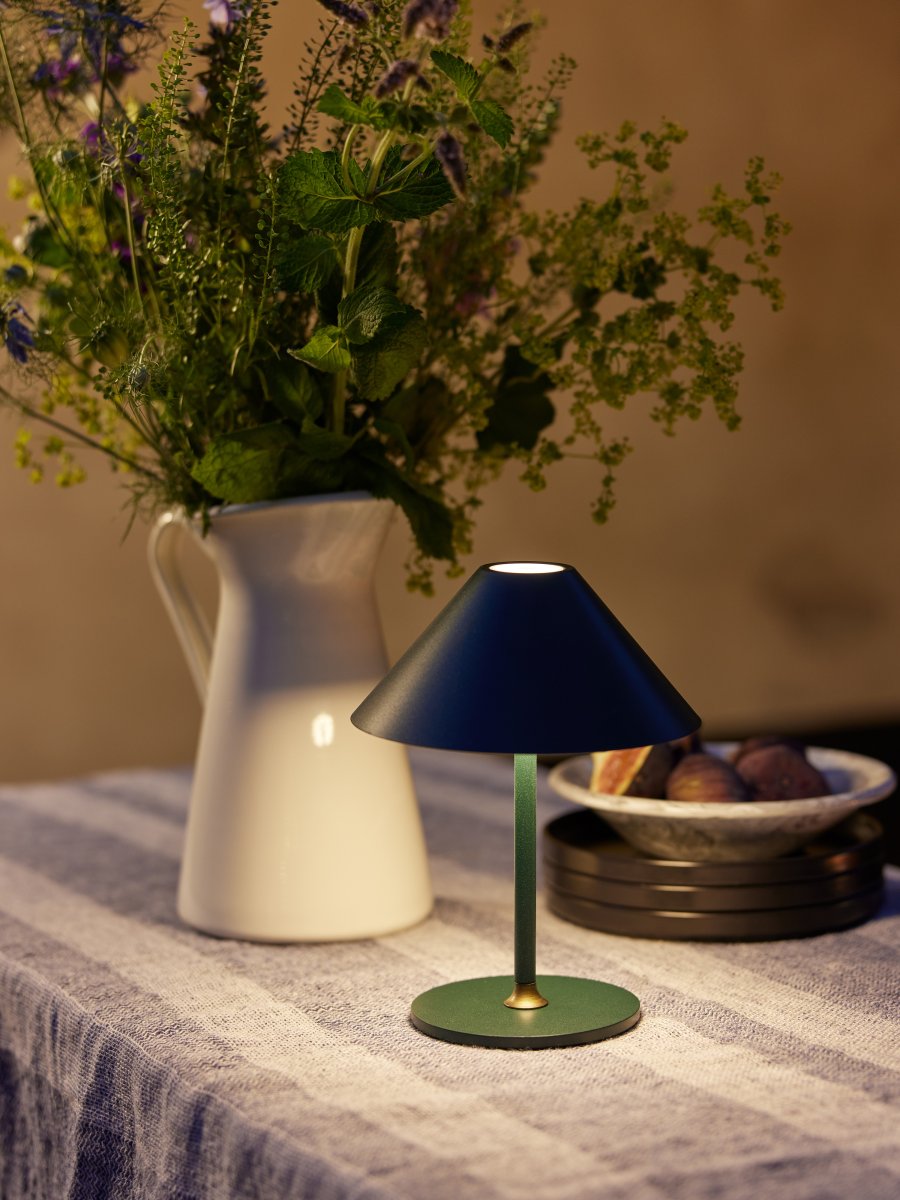 Hygge 20cm Verde portátil De Halo Design - Tiene una clasificación IP54, por lo que es adecuado para uso en interiores y exteriores (aunque debe almacenarse y cargarse en interiores).