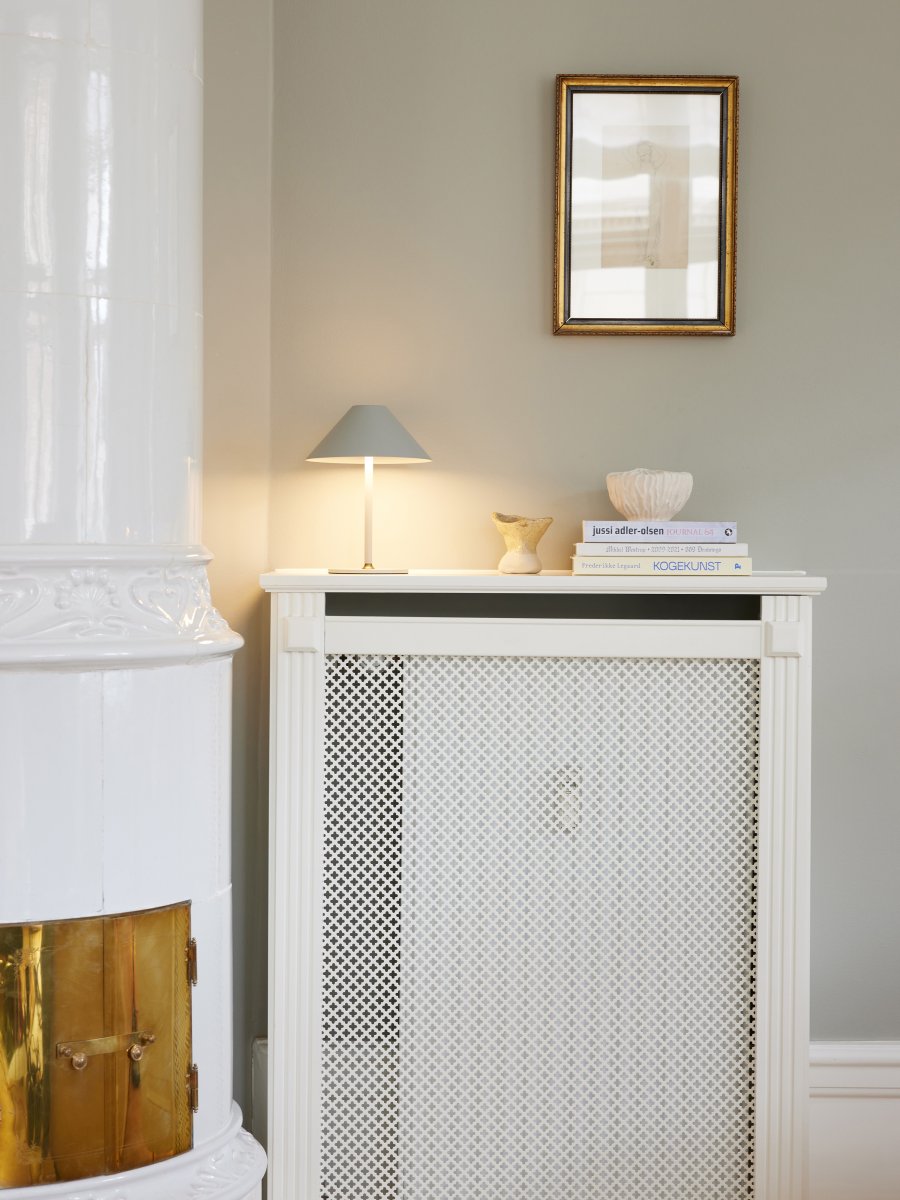 Hygge 20cm Gris cálido portátil De Halo Design - Tiene una clasificación IP54, por lo que es adecuado para uso en interiores y exteriores (aunque debe almacenarse y cargarse en interiores).