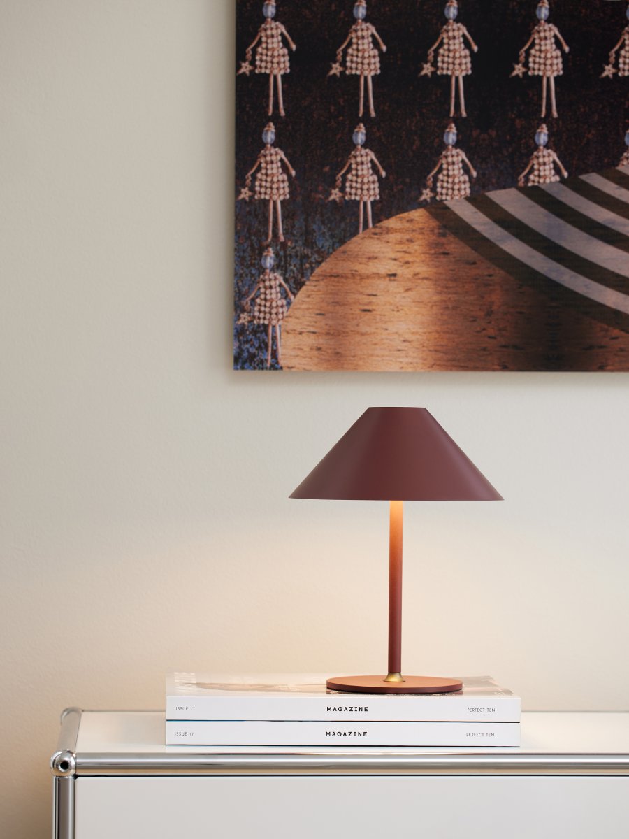 Hygge 20cm Granate portátil De Halo Design - Tiene una clasificación IP54, por lo que es adecuado para uso en interiores y exteriores (aunque debe almacenarse y cargarse en interiores).