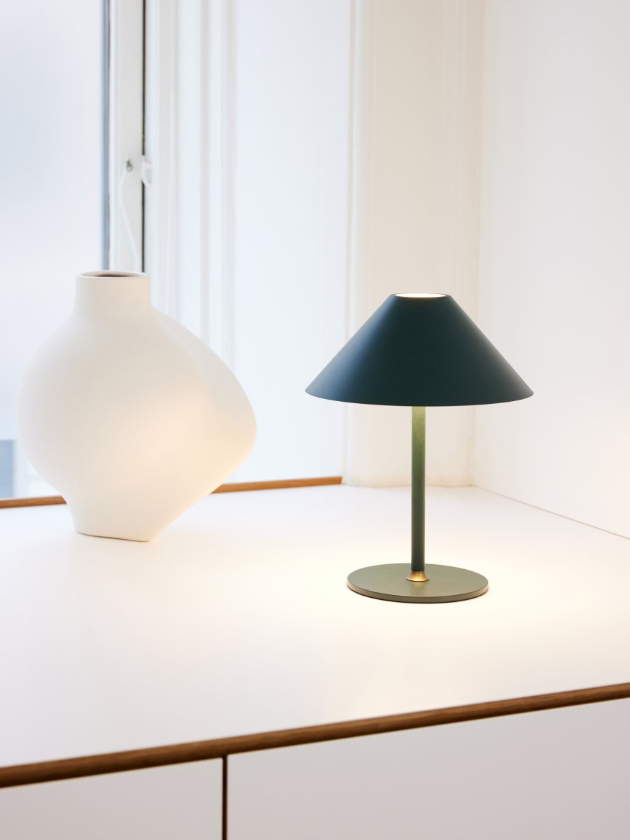 Hygge 20cm Verde portátil De Halo Design - Tiene una clasificación IP54, por lo que es adecuado para uso en interiores y exteriores (aunque debe almacenarse y cargarse en interiores).