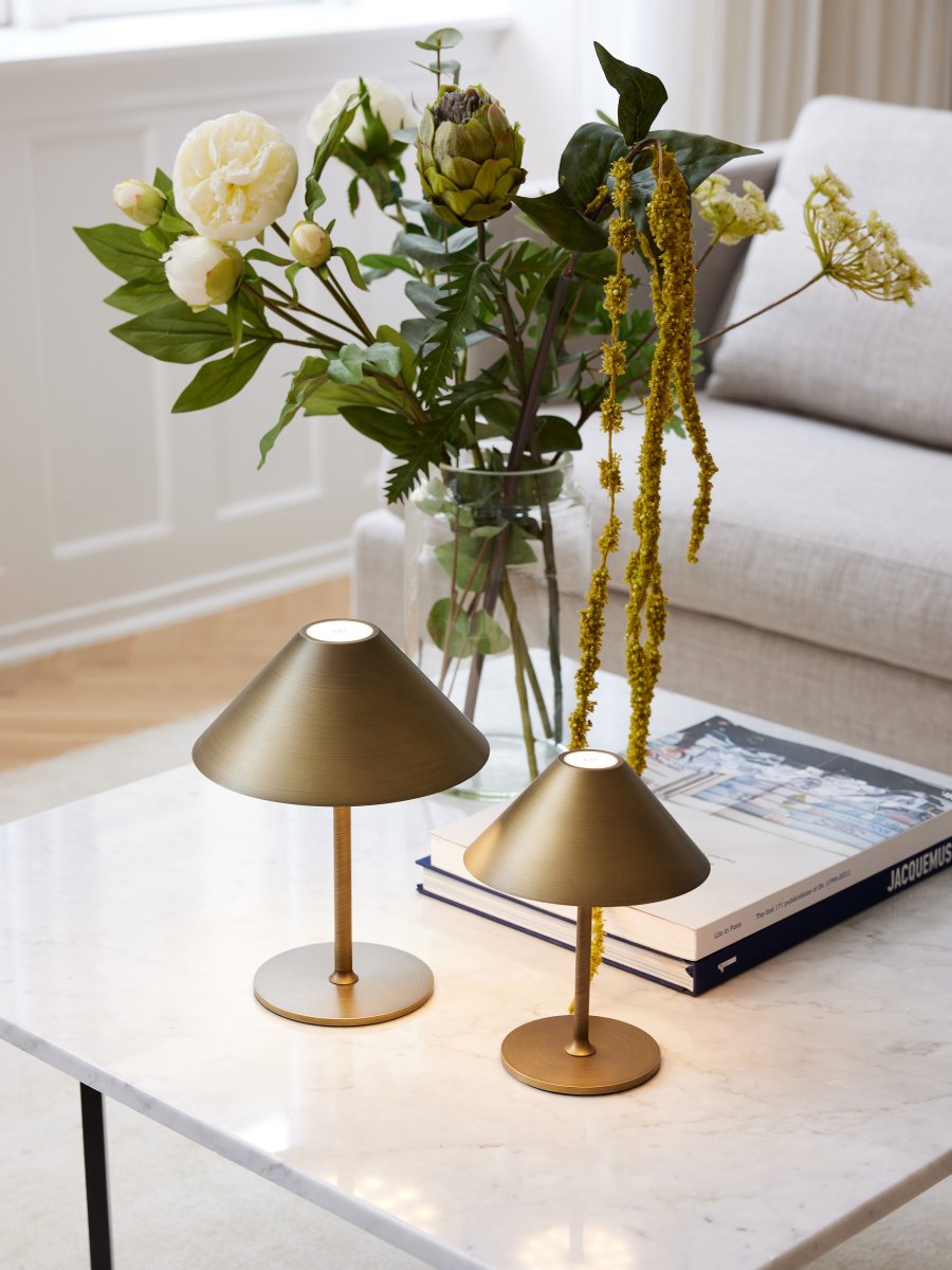 Hygge 25cm Latón antiguo portátil De Halo Design - Tiene una clasificaci&oacute;n IP54, por lo que es adecuado para uso en interiores y exteriores (aunque debe almacenarse y cargarse en interiores).