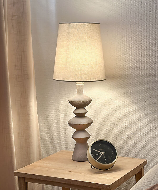 Nina 54cm Gris lámpara de mesa De Aneta Lighting - La lámpara de mesa modernista Nina con sus interesantes formas será un detalle fácil de colocar y bonito en tu hogar.