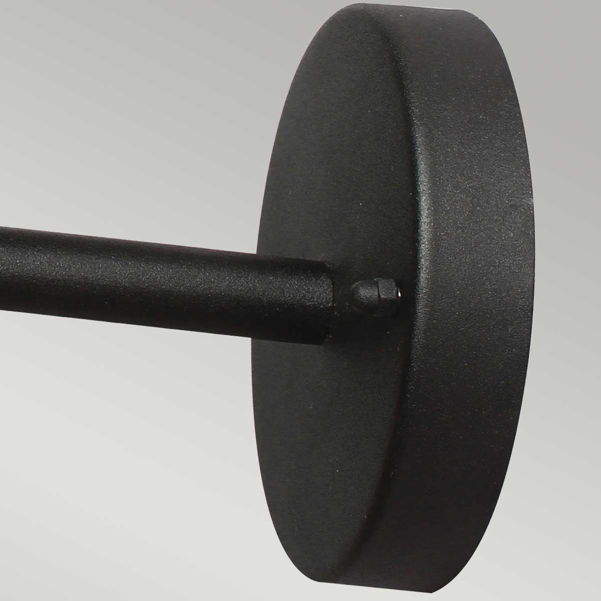 Helsingor Ø22 Negro lámpara de exterior De Elstead Lighting - Tillverkad av rostfritt st&aring;l i svart finish och glas, erbjuder den en slitstark och v&auml;derbest&auml;ndig konstruktion som &auml;r perfekt f&ouml;r fasader, entr&eacute;er och uteplatser.