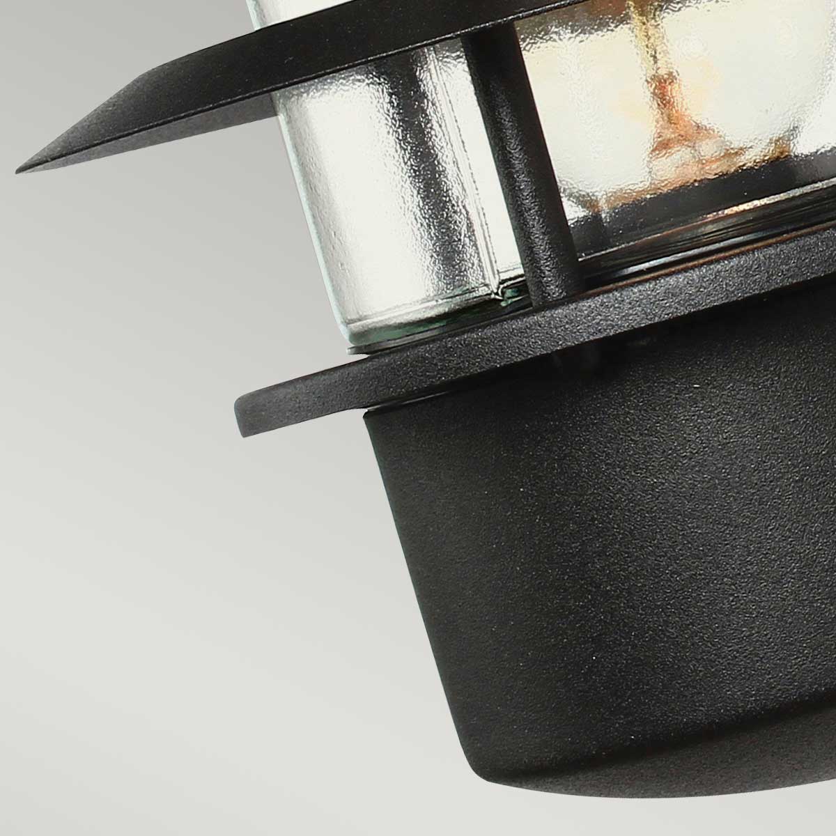 Helsingor Ø22 Negro lámpara de exterior De Elstead Lighting - Tillverkad av rostfritt st&aring;l i svart finish och glas, erbjuder den en slitstark och v&auml;derbest&auml;ndig konstruktion som &auml;r perfekt f&ouml;r fasader, entr&eacute;er och uteplatser.