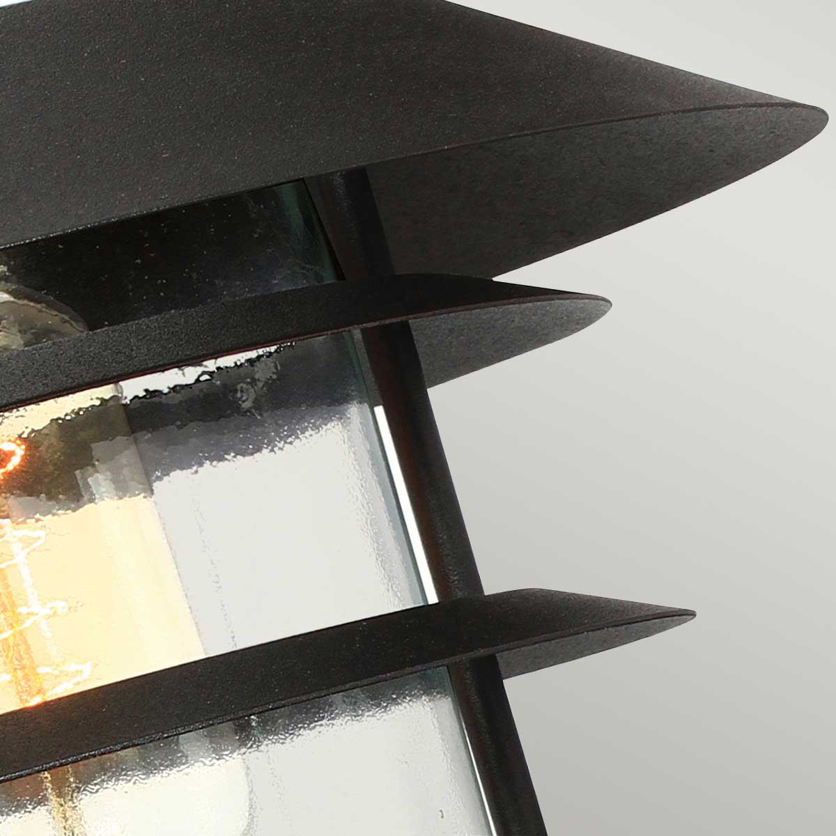 Helsingor Ø22 Negro lámpara de exterior De Elstead Lighting - Tillverkad av rostfritt st&aring;l i svart finish och glas, erbjuder den en slitstark och v&auml;derbest&auml;ndig konstruktion som &auml;r perfekt f&ouml;r fasader, entr&eacute;er och uteplatser.