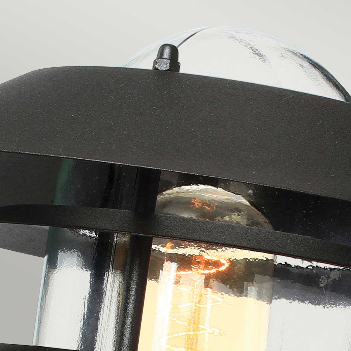 Helsingor Ø22 Negro lámpara de exterior De Elstead Lighting - Tillverkad av rostfritt st&aring;l i svart finish och glas, erbjuder den en slitstark och v&auml;derbest&auml;ndig konstruktion som &auml;r perfekt f&ouml;r fasader, entr&eacute;er och uteplatser.