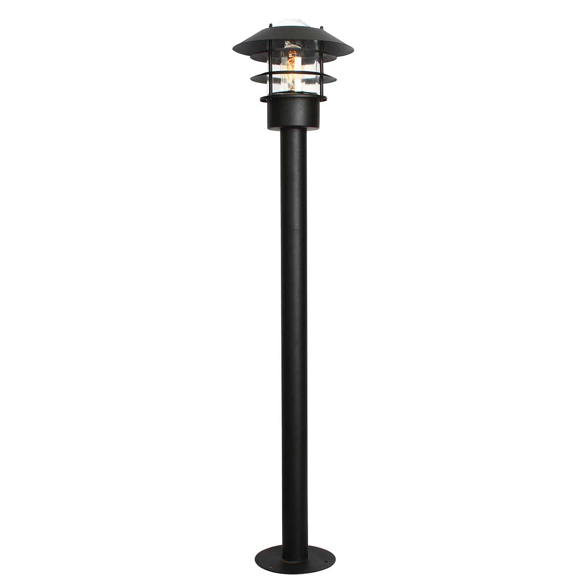 Helsingor 100cm Negro balizas De Elstead Lighting - Tillverkad av rostfritt st&aring;l i svart finish och glas, erbjuder den en slitstark och v&auml;derbest&auml;ndig konstruktion som &auml;r perfekt vid uppfarter, entr&eacute;er eller tr&auml;dg&aring;rdsg&aring;ngar.