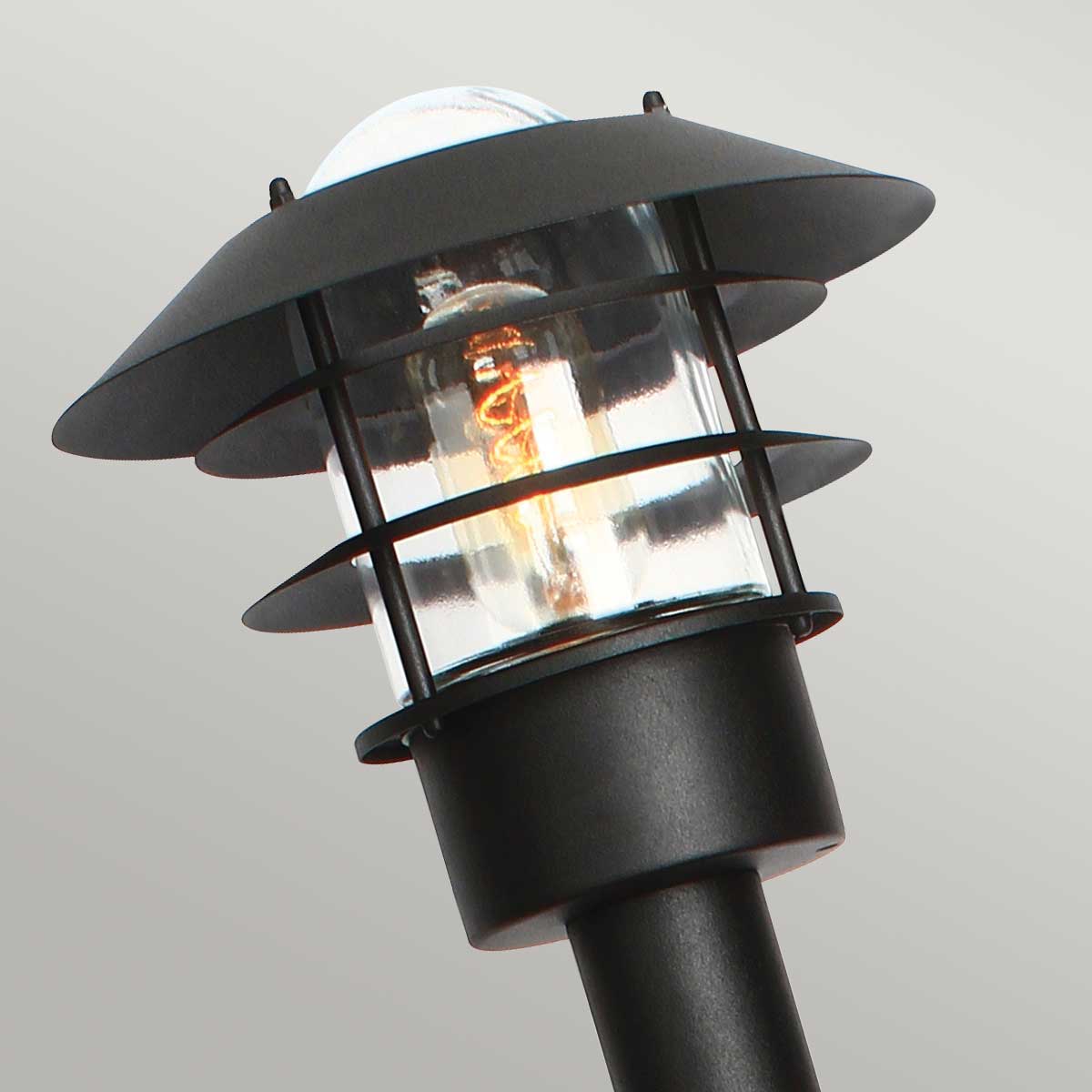 Helsingor 100cm Negro balizas De Elstead Lighting - Tillverkad av rostfritt st&aring;l i svart finish och glas, erbjuder den en slitstark och v&auml;derbest&auml;ndig konstruktion som &auml;r perfekt vid uppfarter, entr&eacute;er eller tr&auml;dg&aring;rdsg&aring;ngar.
