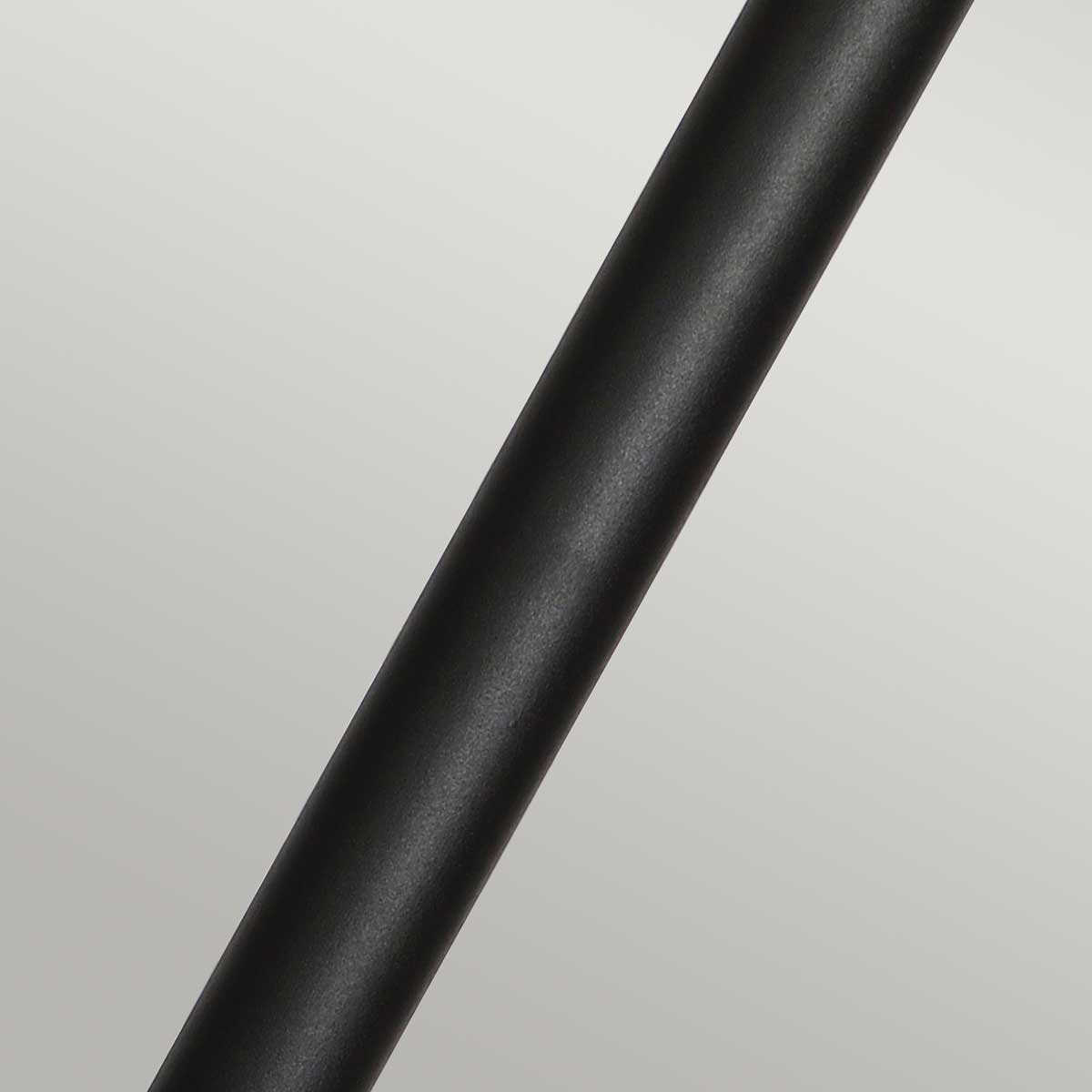 Helsingor 100cm Negro balizas De Elstead Lighting - Tillverkad av rostfritt st&aring;l i svart finish och glas, erbjuder den en slitstark och v&auml;derbest&auml;ndig konstruktion som &auml;r perfekt vid uppfarter, entr&eacute;er eller tr&auml;dg&aring;rdsg&aring;ngar.