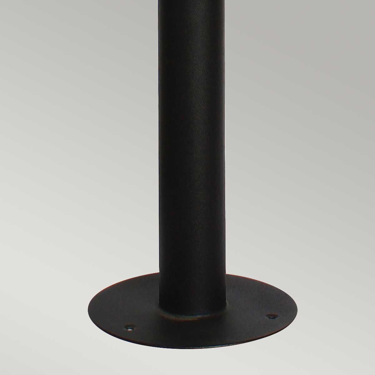Helsingor 100cm Negro balizas De Elstead Lighting - Tillverkad av rostfritt st&aring;l i svart finish och glas, erbjuder den en slitstark och v&auml;derbest&auml;ndig konstruktion som &auml;r perfekt vid uppfarter, entr&eacute;er eller tr&auml;dg&aring;rdsg&aring;ngar.