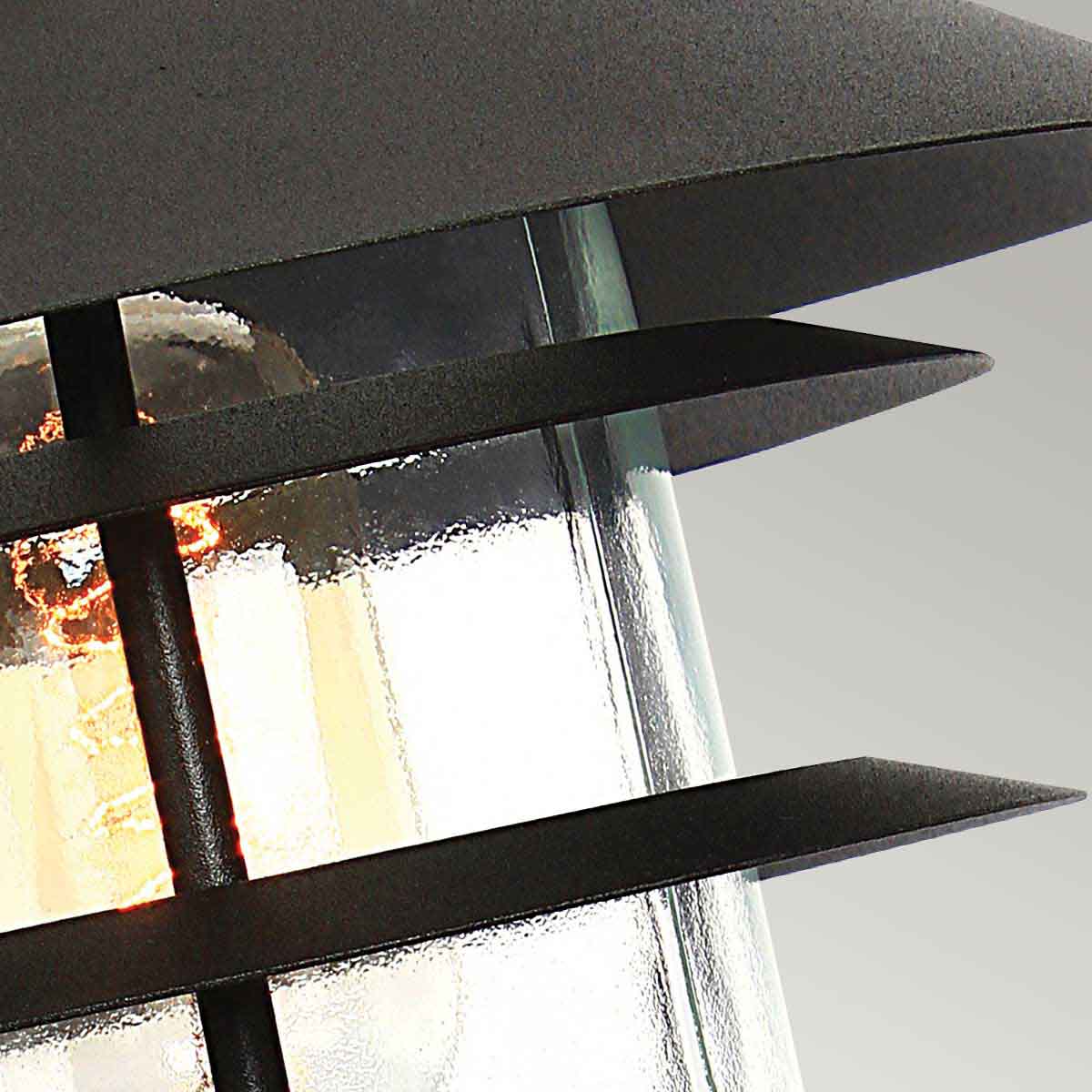 Helsingor 30cm Negro De Elstead Lighting - Tillverkad av rostfritt st&aring;l i svart finish och glas, erbjuder den en slitstark och v&auml;derbest&auml;ndig konstruktion som &auml;r perfekt f&ouml;r entr&eacute;er, tr&auml;dg&aring;rdsg&aring;ngar och uteplatser.