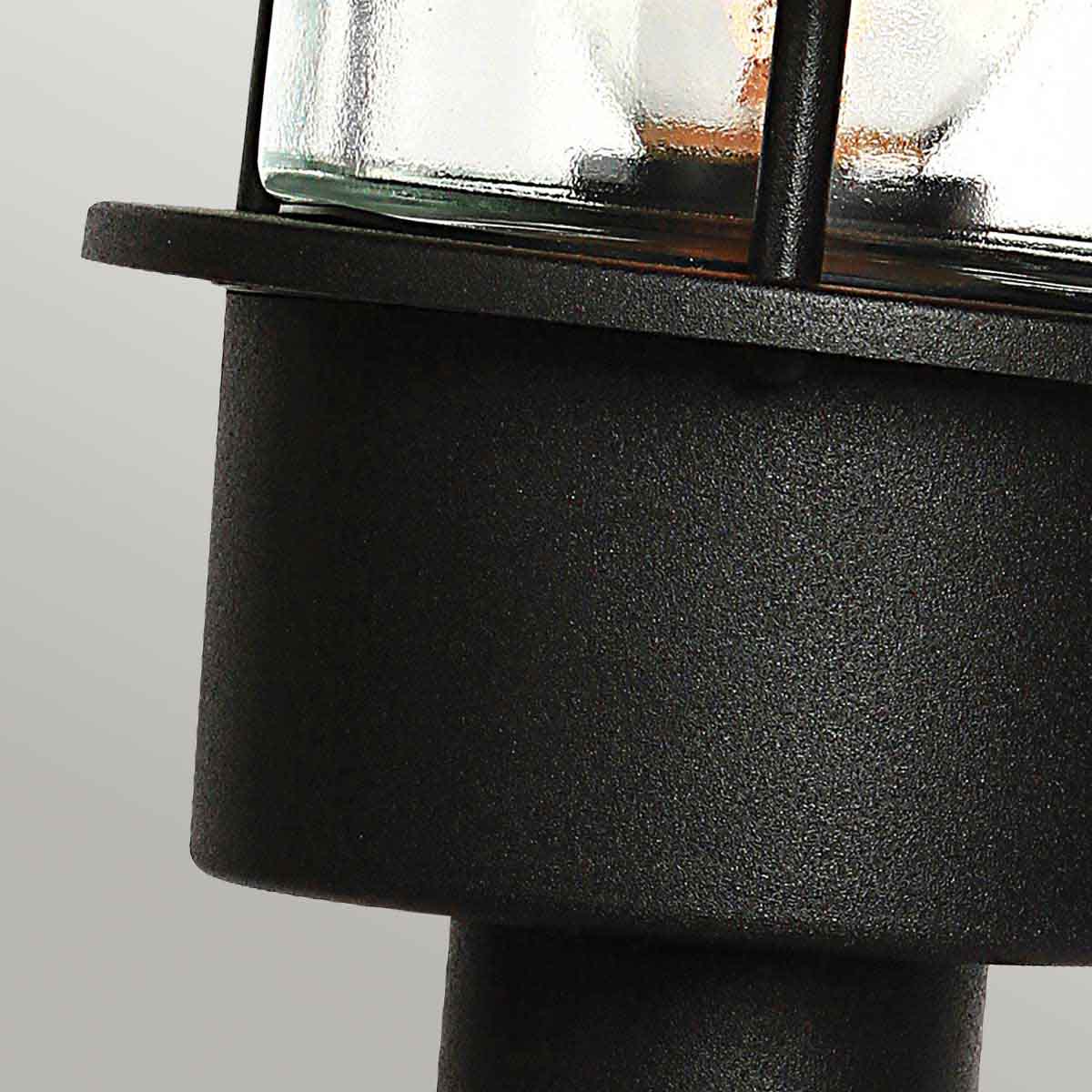 Helsingor 30cm Negro De Elstead Lighting - Tillverkad av rostfritt st&aring;l i svart finish och glas, erbjuder den en slitstark och v&auml;derbest&auml;ndig konstruktion som &auml;r perfekt f&ouml;r entr&eacute;er, tr&auml;dg&aring;rdsg&aring;ngar och uteplatser.