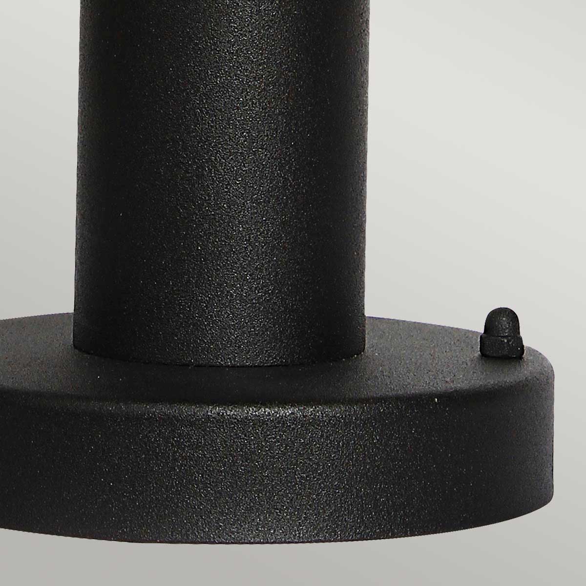 Helsingor 30cm Negro De Elstead Lighting - Tillverkad av rostfritt st&aring;l i svart finish och glas, erbjuder den en slitstark och v&auml;derbest&auml;ndig konstruktion som &auml;r perfekt f&ouml;r entr&eacute;er, tr&auml;dg&aring;rdsg&aring;ngar och uteplatser.