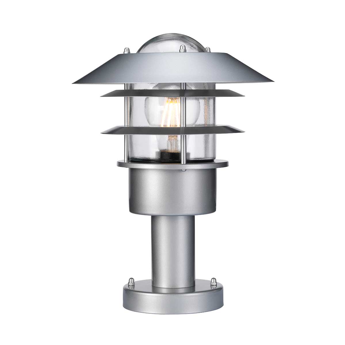 Helsingor 30cm Plata De Elstead Lighting - Tillverkad av rostfritt st&aring;l i silverfinish och glas, erbjuder den en slitstark och v&auml;derbest&auml;ndig konstruktion som &auml;r perfekt f&ouml;r entr&eacute;er, tr&auml;dg&aring;rdsg&aring;ngar och uteplatser.