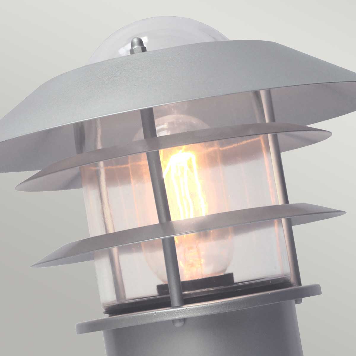 Helsingor 30cm Plata De Elstead Lighting - Tillverkad av rostfritt st&aring;l i silverfinish och glas, erbjuder den en slitstark och v&auml;derbest&auml;ndig konstruktion som &auml;r perfekt f&ouml;r entr&eacute;er, tr&auml;dg&aring;rdsg&aring;ngar och uteplatser.